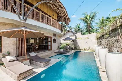 Image de An eco-friendly villa with a tropical ambiance for relaxation and tranquility.