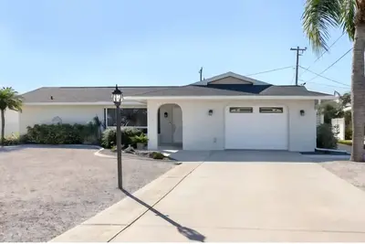 Just a mintute walk to the beach!