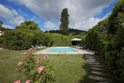 Image de Élégance intemporelle avec piscine privée