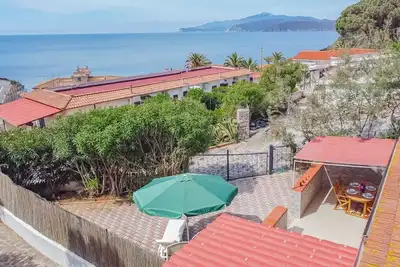Il Nido offers a relaxing vacation a stone's throw from the sea.