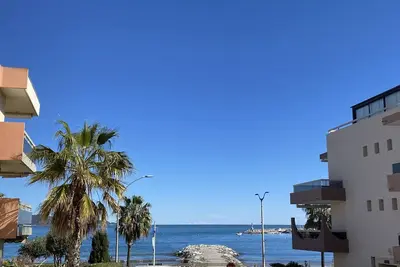 Image de Studio climatisé avec jardin en front de mer, proche commerces, garage fermé