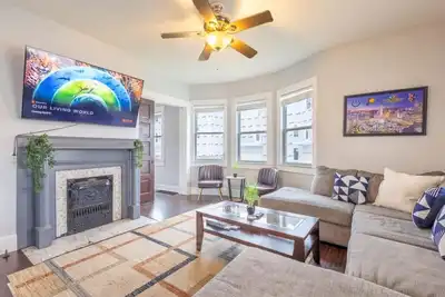 Image de 3br Downtown Home w/King Bed, Porch, Firepit, Grill