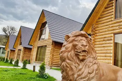 Image de Escape the ordinary and discover a world of beauty at Riverside Eco Resort.
