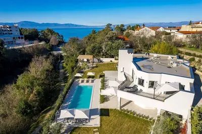 Image de Villa avec piscine, sauna et jacuzzi