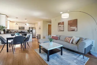 Image de Stylist Home with Dual Suites near Green Lake