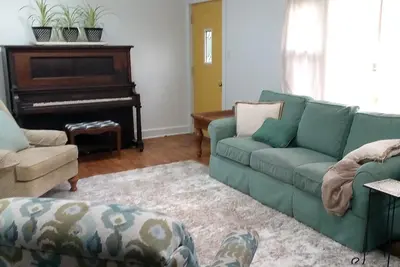 Image de Private and Peaceful Family-friendly Home near Beach - close to everything!