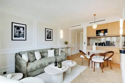 Image de The Lander - 1Ch/1Sdb Services - Champs-Elysées