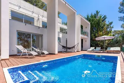 Image de Villa Lucere avec piscine privée et climatisation près de Sitges