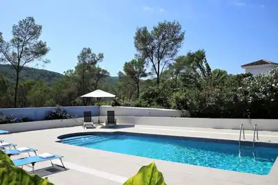 Image de Villa Rosa avec grand jardin plat, piscine privée et climatisation