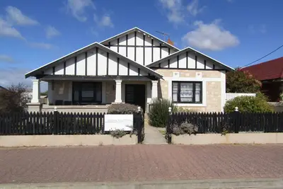 Image de Bungalow at the Beach - Esplanade position! Excellent sea views!