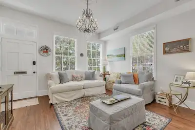 Image de Tranquil Greene Square Home In Unbeatable Location by Lucky Savannah