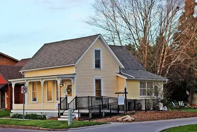 Image de Adorable Little Yellow House, Prime Location! Downtown Pella, Ia