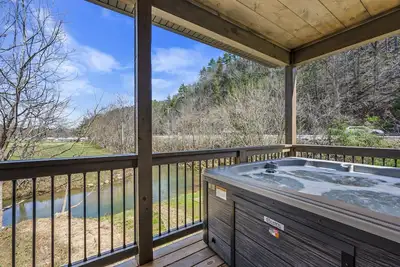 Image de Luxurious 4bd Cabin w/ Hot Tub! Arcades + Near Creek