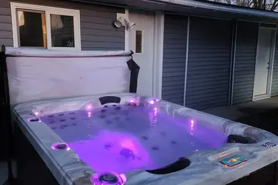 Image de Cabin in Oscoda with hot tub and game room\n\n