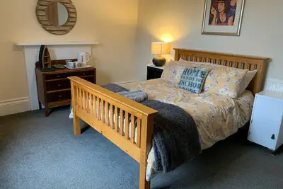 Image de Peaceful garden view double, ensuite, opposite beach, garden & bike store