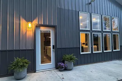 Image de Big Wolf Barn: Where Big Groups Have Big Fun, Lakegfront in Jackson, Mi.