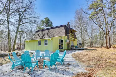 Image de Bushkill Villa w/ Game Room, Sauna & Pool Access!