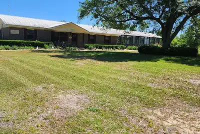 Image de Beautiful country home in quiet setting. Surrounded by gorgeous gardens.