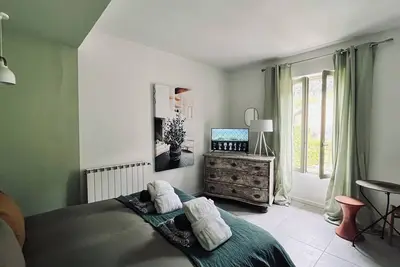 Image de La Suite du 52 en Provence - Chambres d’hôtes dans Mas de Village avec Piscine