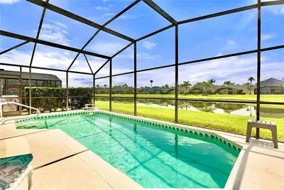 Image de Ref 04. Lake Berkley. Superb Villa lake view and own pool.