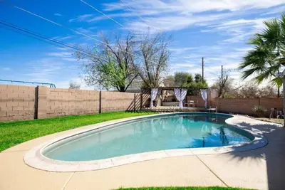 Image de Home Run Retreat\nCozy home with pool in central location.