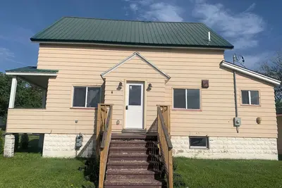 Image de Newly-renovated, family-sized retreat, a short walk from Lake Superior!