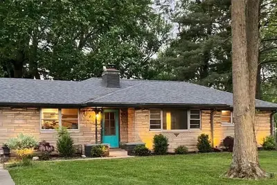 Image de Come stay in a quiet neighborhood just minutes from downtown and all the action