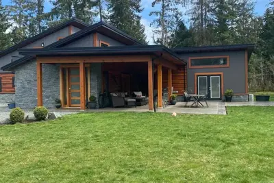 Image de West coast 3 acres fenced home. With privacy, pet friendly, grass. Cedar Sauna