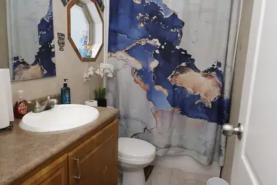 Image de Cozy secluded home. Close to lakes, spacious yard for family & pet friendly!