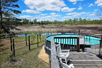 Image de Pool, pond view and minutes to the beach!