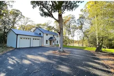 Image de Near the beaches and the De Turf, a newly built, secluded home with a water view