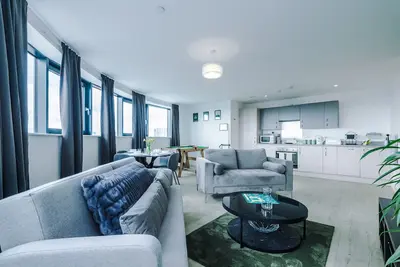 Stylish Apartment, Sleeps 6, Pool Table, Smart TVs