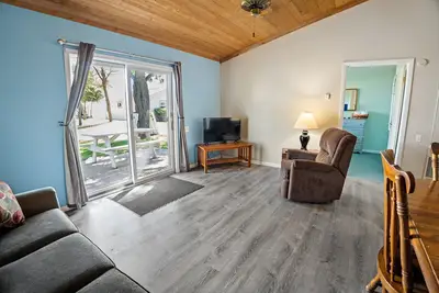 Image de #4 Thomas' Parkside Cottages, 2br Wheelchair access  w/ Huron Beach view.