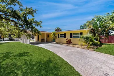 Image de Dog-friendly updated home with enclosed yard, smart TVs, firepit, grill, & games