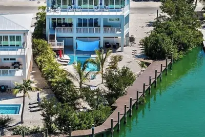 Image de Brand New 5 bed/6bth Pool home w-115ft of dockage - available with 2 more  homes