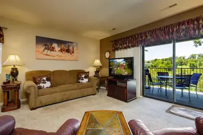Image de Walk-in condo with Golf Course View Near the Strip. No Stairs!