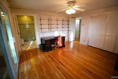 Peaceful house in Hamilton w/gorgeous wooded backyard & creek -family friendly!