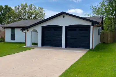 Image de Beautiful Remodeled With High End Furnishings 3 Br/2b Home In Burleson Tx!