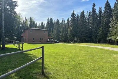 Image de Perfect for families and large groups. 45 minutes drive to Jasper.