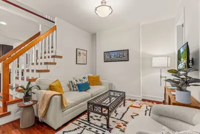 Image de Bright & Modern Home with Patio