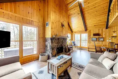 Image de Lakefront dog-friendly retreat with sauna, dock, canoe, paddle board, & firepit