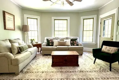 Image de Auntie M’s : Renovated Farmhouse