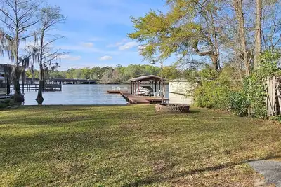 Image de A-mazing clean and cozy Lakefront cottage! (Specials available)