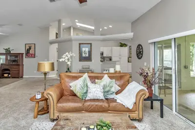 Image de Your home away from home! Pet friendly & 5 minutes from Wec.