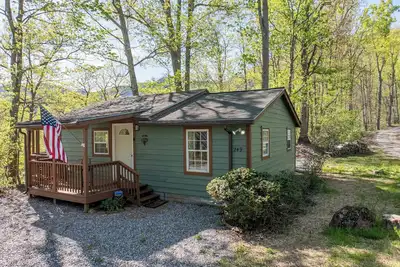 Image de Peaceful Ridge Cabin, nestled in the picturesque landscapes of Sylva, North Carolina.