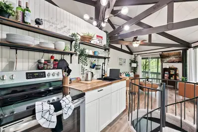Unique octagon treehouse chalet, panoramic forest views, community pool.