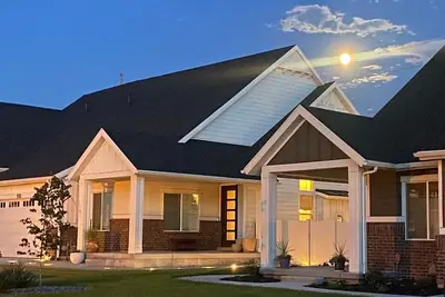 Image de Craftsman Home in ideal Location~\nNear Shops and Mountains! \nPet Friendly!