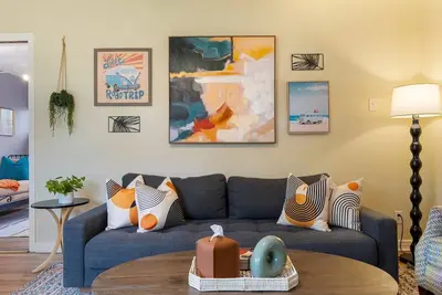 3 Bd Vibrant Retreat Large backyard