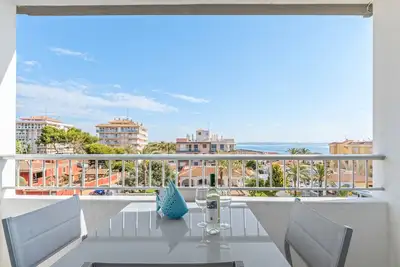 Image de Appartement 'Beach Front Sea View Punta Prima' avec vue mer, Wi-Fi et climatisation