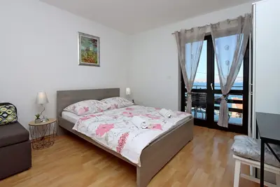 Image de Appartement de deux chambres avec le balcon et la vue sur le mer Senj (A-22576-a)